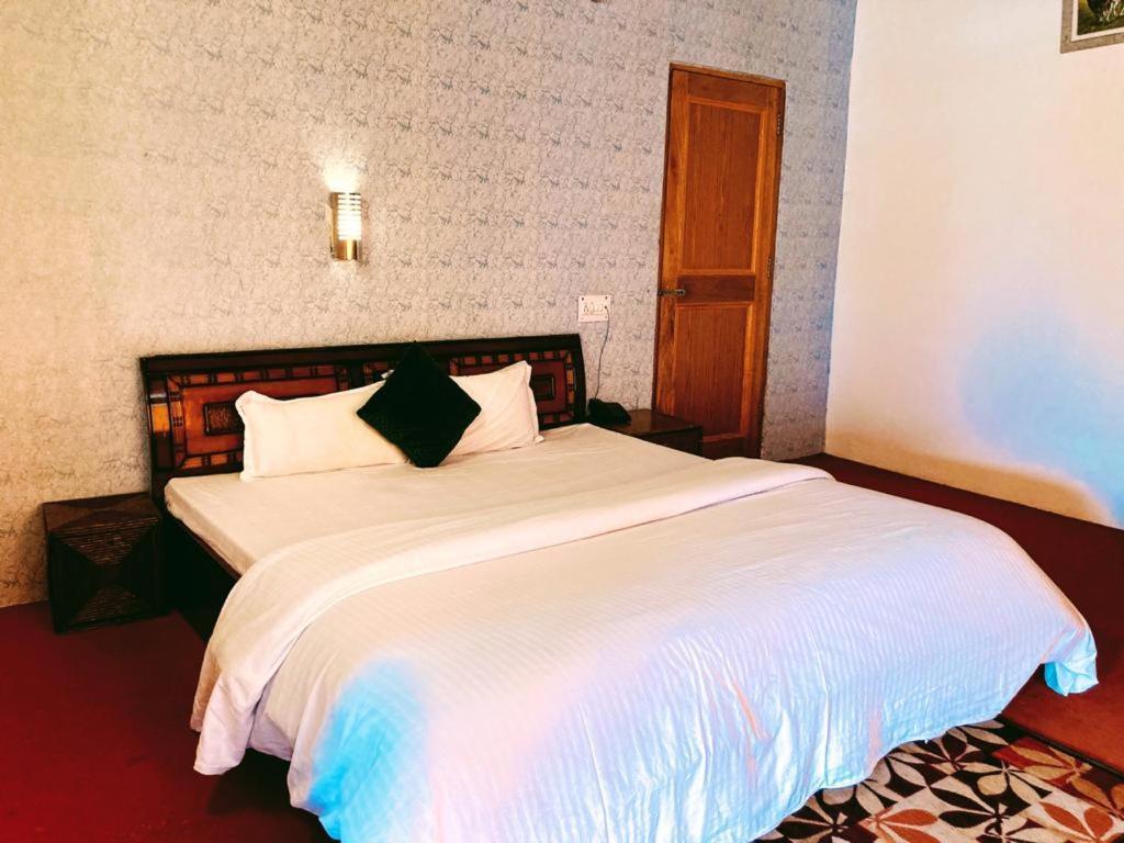 Hotel Alpine - In City Centre Manali  Exterior photo